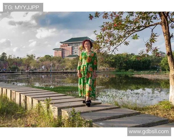 世界足球巨星与家人温馨合影展现真挚亲情与无尽爱意