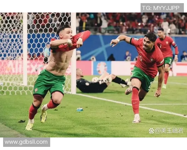 足球巨星背后的故事：从绿茵场到生活私密，球员们的鲜为人知一面